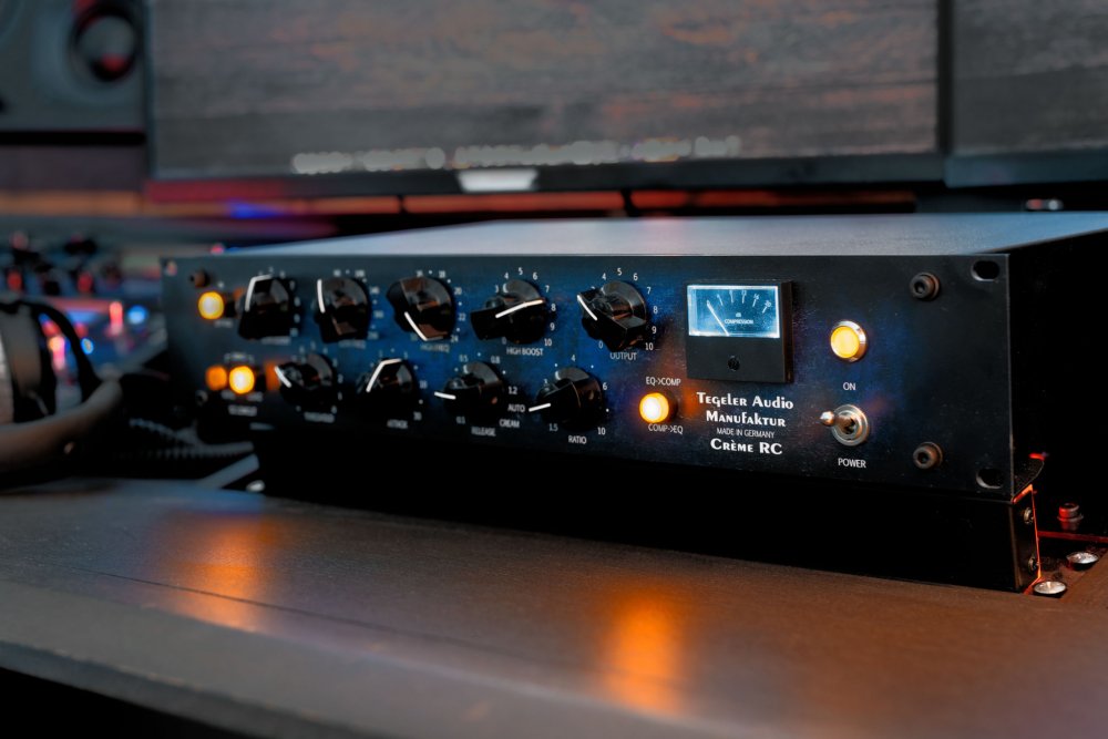 Crème RC - Remote Controllable Bus Compressor and Mastering Equalizer