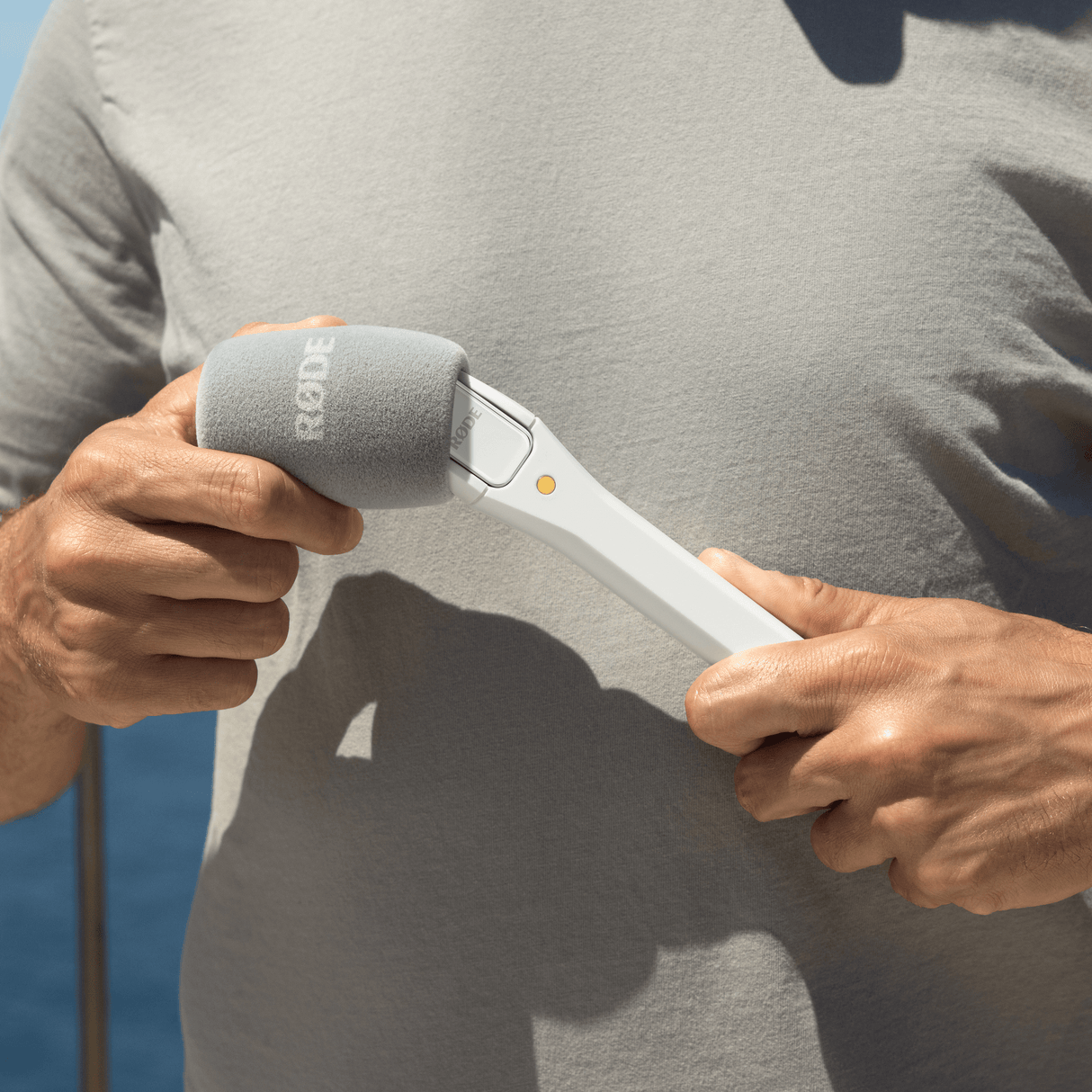 Interview Micro - White