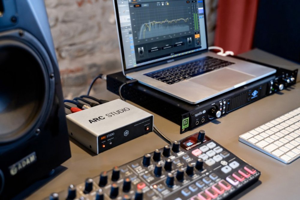 美品　IK MULTIMEDIA ARC STUDIO ARC STUDIO | DIGITAL ROOM ACOUSTIC CORRECTION PROCESSOR | Tom Lee